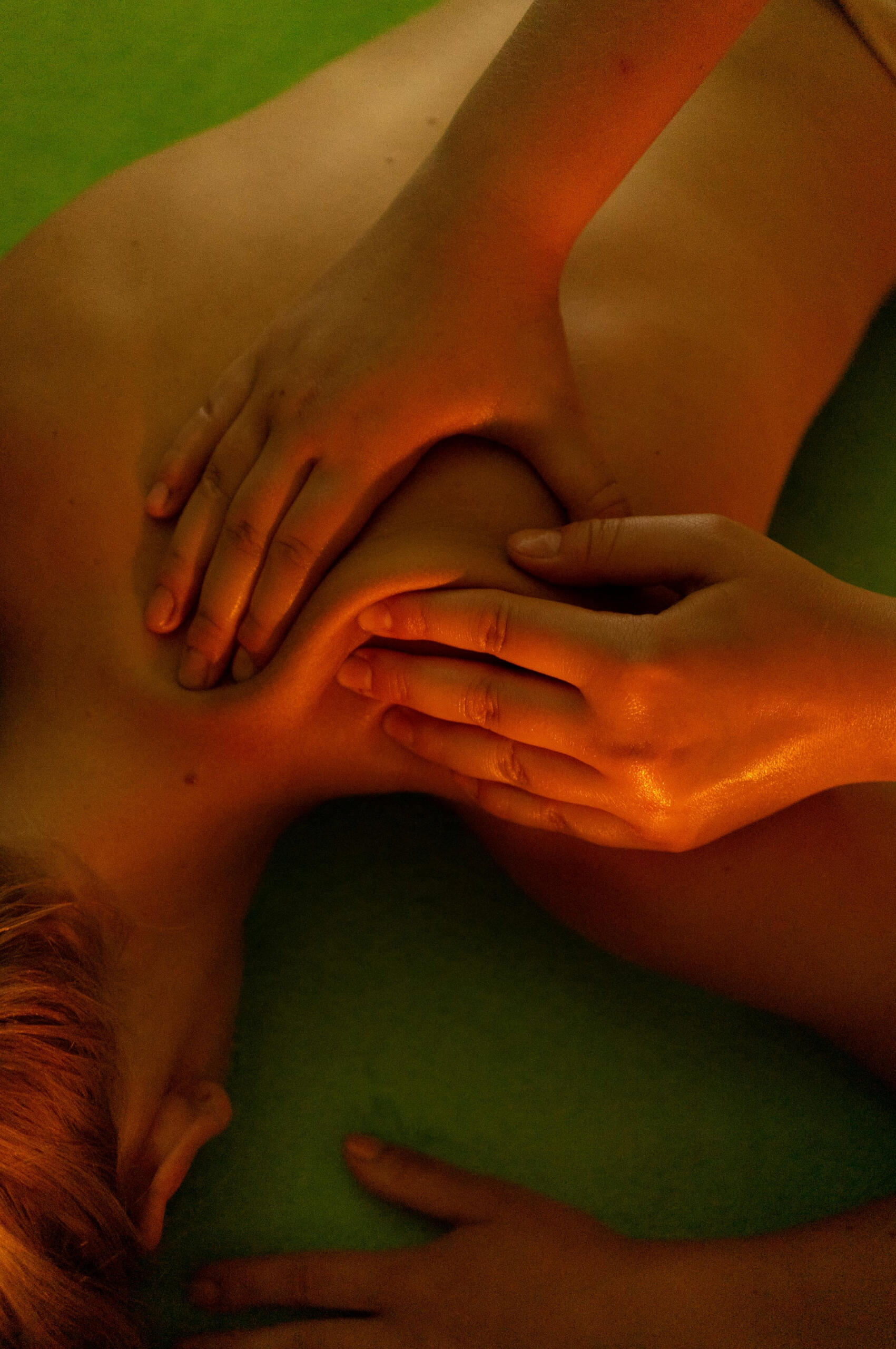 Massage therapist performing deep tissue massage on the upper back and shoulders – relieving muscle tension and promoting relaxation.